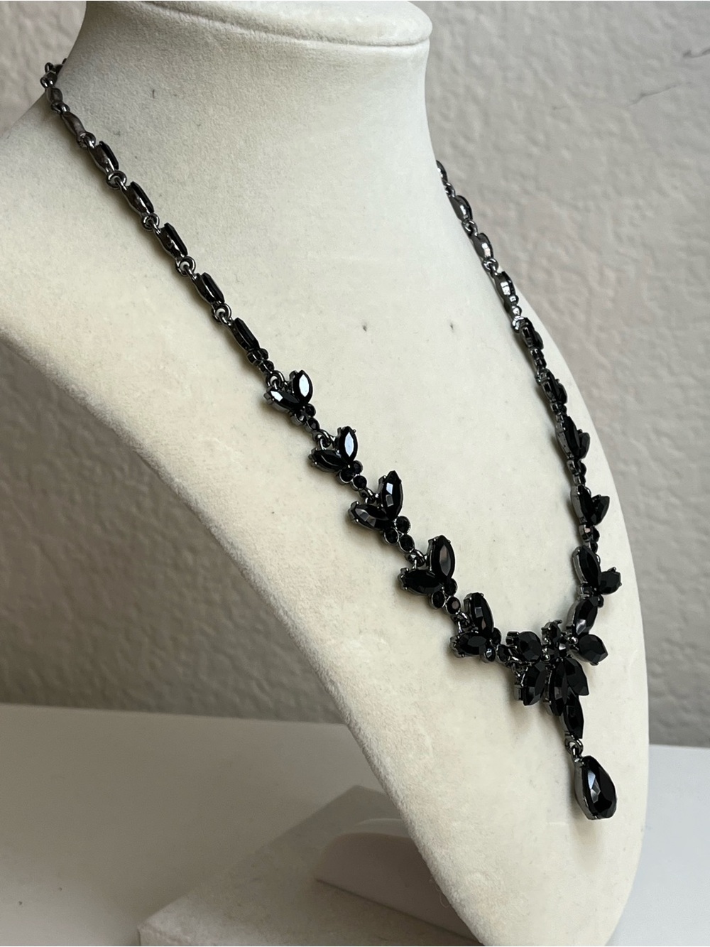 Black rhinestone leaf necklace y-drop formal gunmetal color 20” - Picture 2 of 4